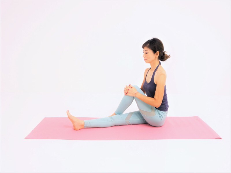 動作1：長座姿勢から左足を右足外につけます