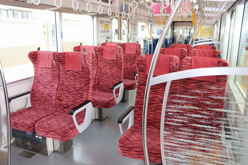 クロスシートとして使用時の車内