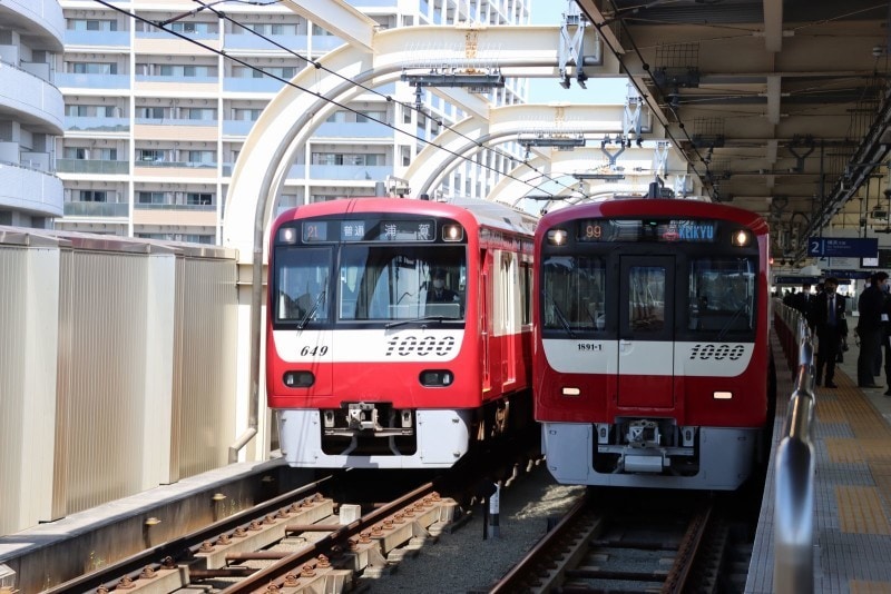 従来の1000形（左）と今回新造された1000形（右）