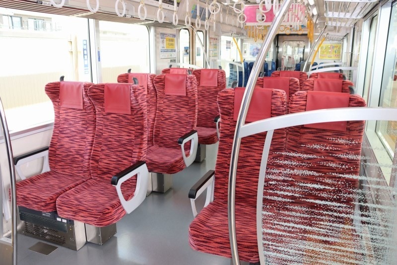 クロスシートとして使用時の車内