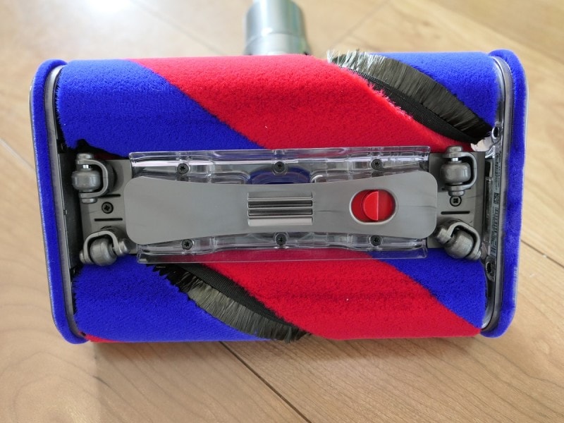 ブラシを2つと小さなタイヤを4つ備え、滑らかに動きます