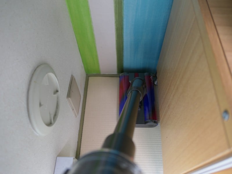 家具や壁際にもしっかりブラシを当てられます