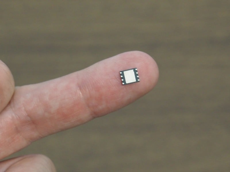 eSIMは端末内に組み込まれたSIM。それゆえチップサイズのeSIMが多く、通常見ることはできない