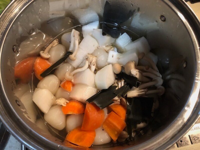 野菜を切って煮る