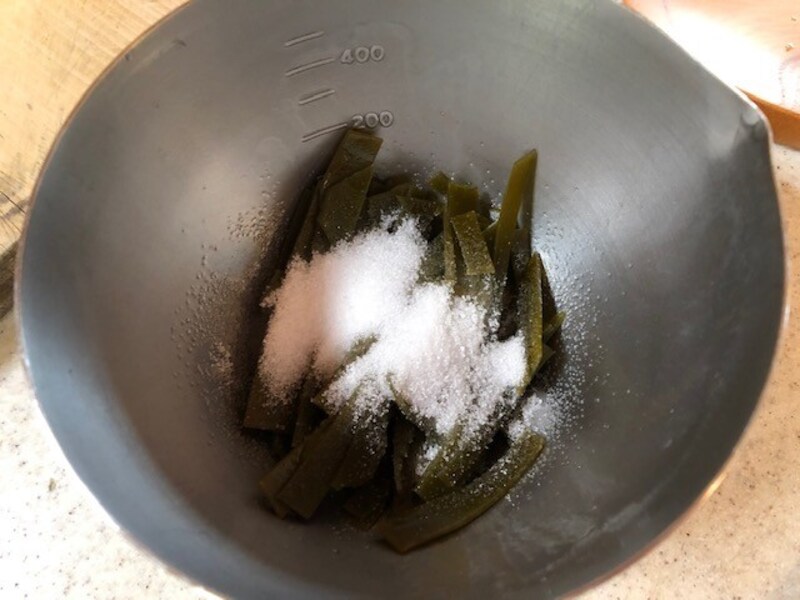 昆布を切って砂糖醤油と混ぜる