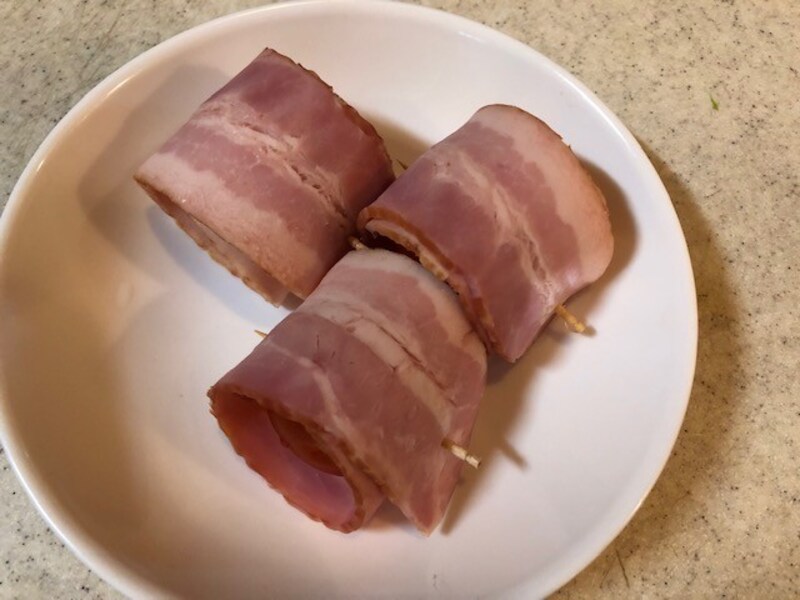 トマトをベーコンで巻く