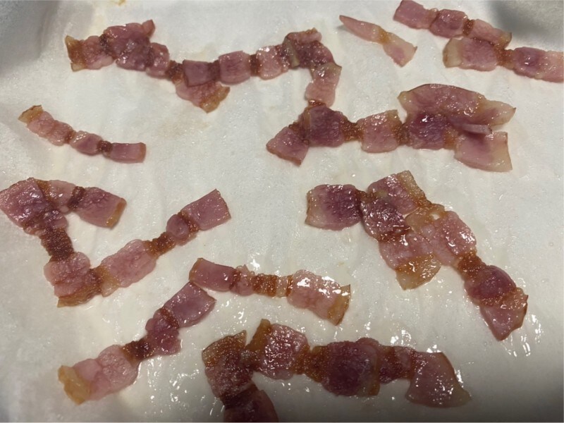 ベーコンを焼く