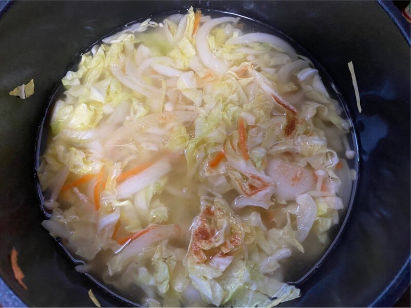 水とコンソメをいれる