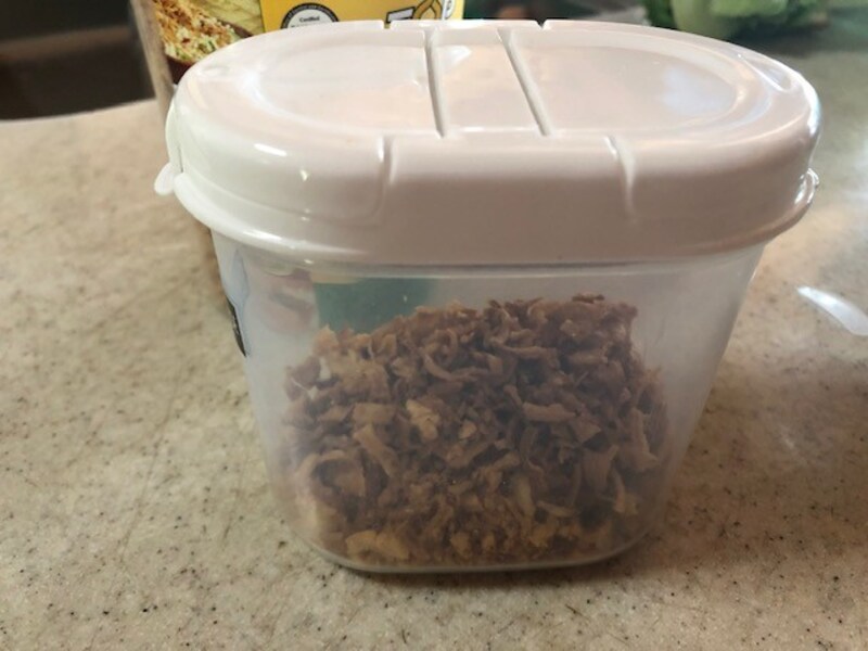 違う容器に移し替えている