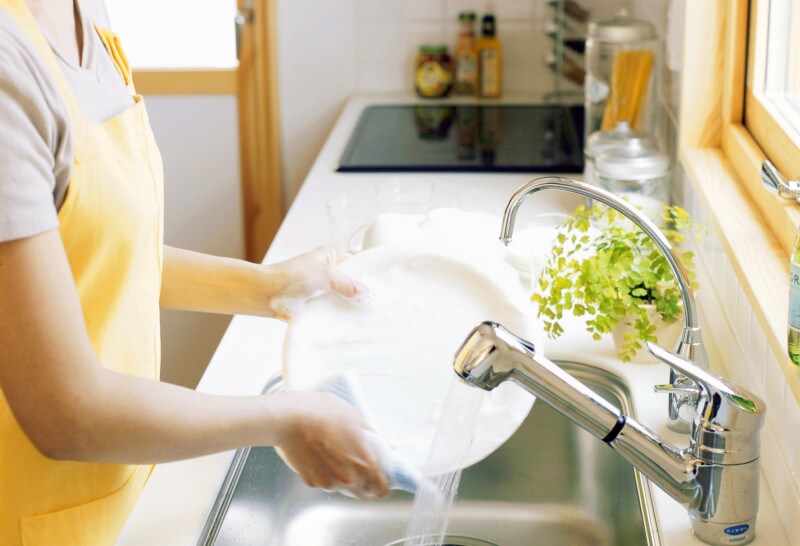 水を無駄遣いする食器の洗い方