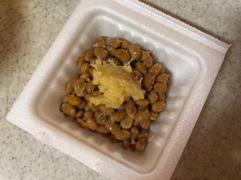 姜葱醤を納豆にいれる