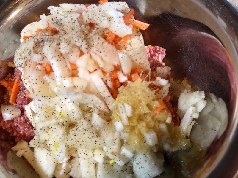 材料をボウルにいれる