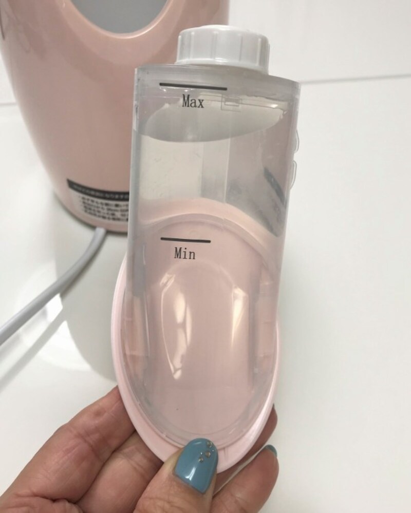 抗菌仕様の水タンク。MAXの線まで水を入れると約15分スチームが出て、しっかりと保湿できます