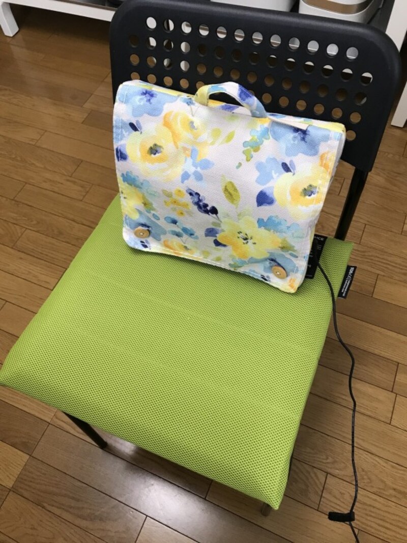 ルルド「マッサージクッションミニプロ 2021年SS限定モデル」5500円。小さめの椅子にもフィットする薄さです