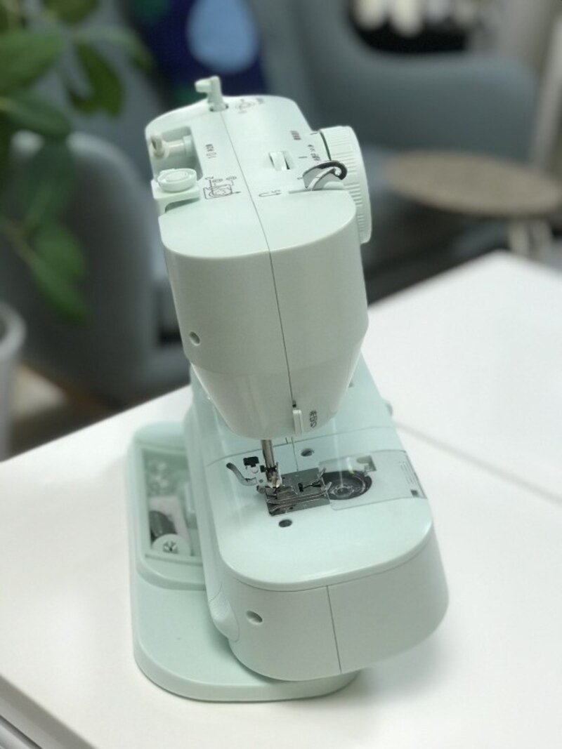 同社の特許技術「針穴通しスイング機構」により、ミシンの本体部分がワンタッチで斜めにスイングして、針穴が真正面にくっきり見えるのが便利！