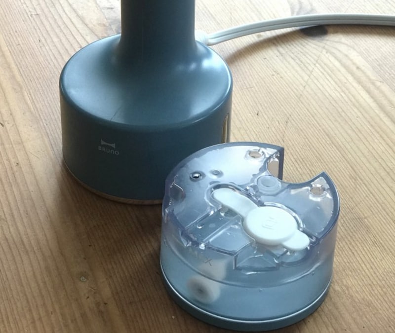 本体の底をプッシュすると水タンクが外れるので水が入れやすいのです