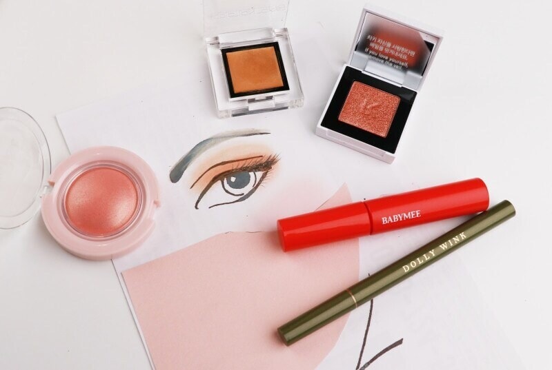 イエローゴールドのクリームシャドウで内側から輝くメイクに