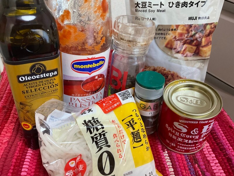 ダイエットミートソースパスタの材料!左からEVオリーブオイル、トマトピューレ、ブラックペッパー、カレー粉、バジルパウダー、糖質ゼロ麺