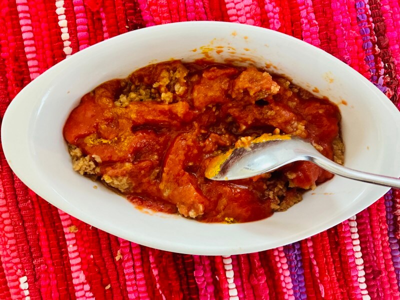 大豆ミート、トマトピューレ大さじ5、カレー粉小さじ2を入れてレンジで2分。取り出してから最後にEVオリーブオイルを加えます