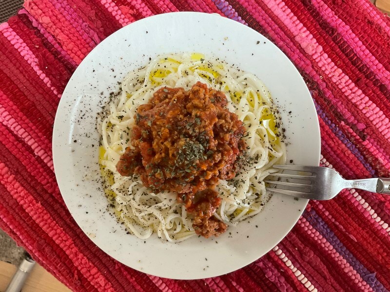 水を切った糖質ゼロ麺にたっぷり。大豆ミートは冷めても固くならないから冷製カッペリーニ風に。ブラックペッパーとバジルで風味アップ!