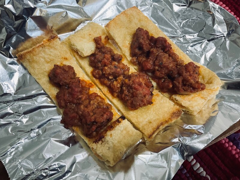 油揚げにミートソースを乗せて、焦げ目がつくまでトースターで焼くだけ。糖質カット。罪悪感なき、ミートパイ!