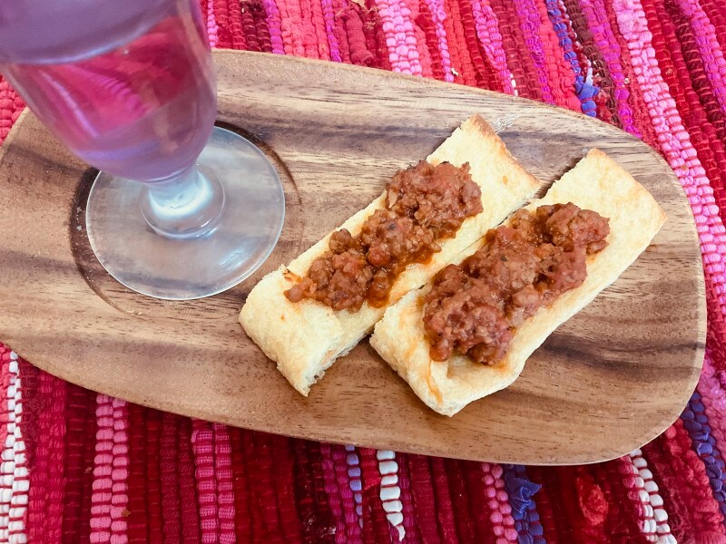 油揚げにミートソースを乗せて、焦げ目がつくまでトースターで焼くだけ。糖質カット。罪悪感なき、ミートパイ!
