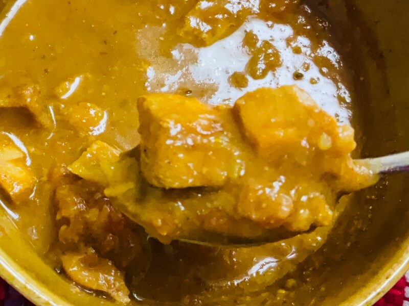 角切りの鶏肉がごろっと。堅めでかみごたえあり。スープは軽めでも、とろみもあり、シャバシャバしていない。