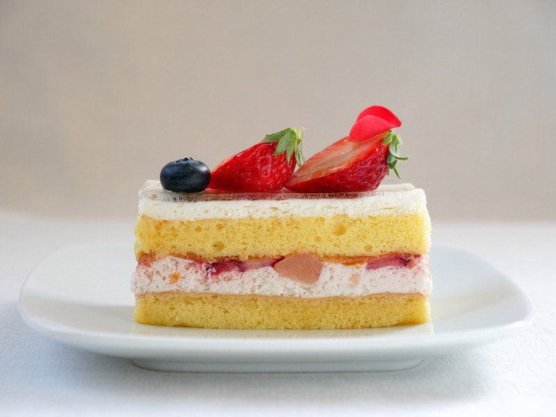 下からスポンジ、生クリーム、イチゴ・アプリコット・洋梨のシロップ漬け、スポンジ、生クリーム、ジュレが層に