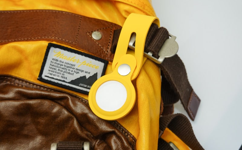 AirTagをカバンに取り付けてみた様子