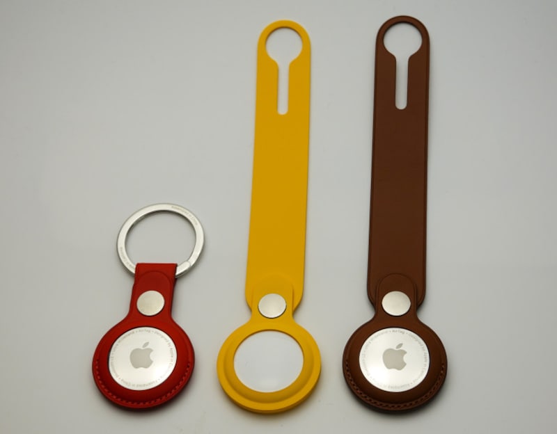 3種類のアクセサリー。レザーキーリング4500円(左)、ループ(ポリウレタン製)3800円(中央)、レザーループ5500円(右)