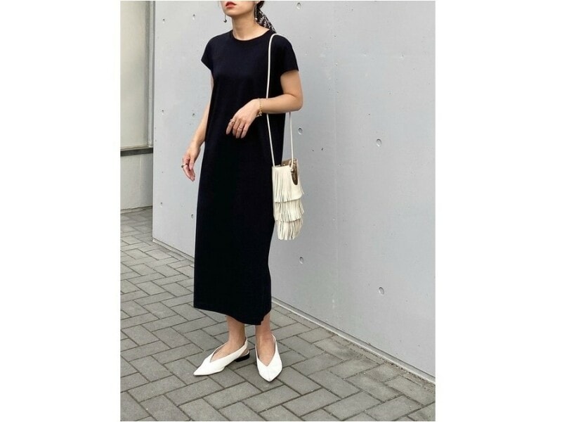 フレンチスリーブでカットソーワンピースでもカジュアルになり過ぎないのが◎ 出典:WEAR