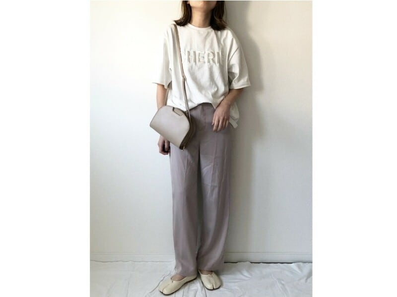 カジュアルなTシャツコーデにツヤ素材で女性らしさをプラス 出典:WEAR