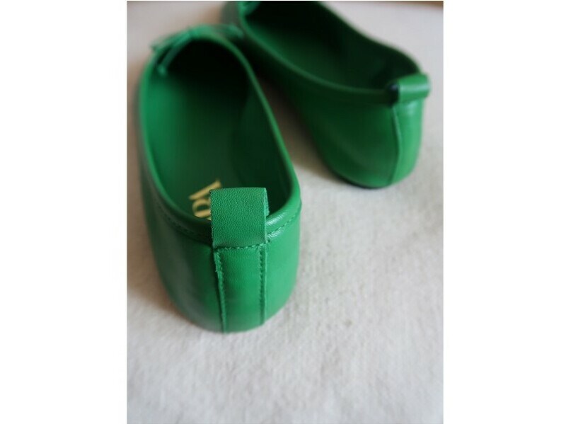 かかと部分には引っ張って楽に履けるプルタブ付き