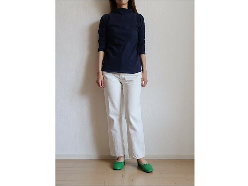 ネイビー＆白のすっきりした配色のアクセントにグリーンを