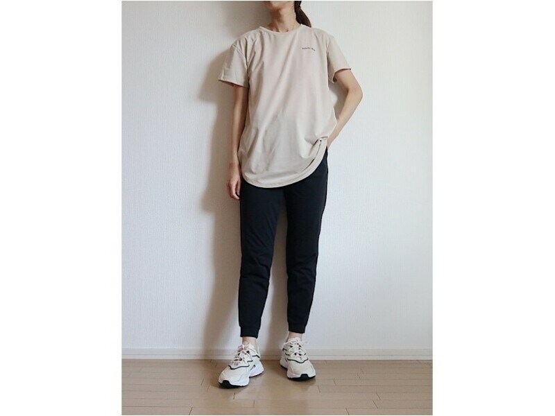 ジョガーパンツやレギンスと合わせても、しっかりヒップが隠れる長め丈