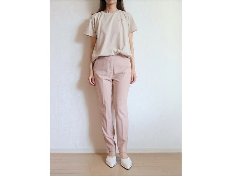 きれいめパンツと合わせて、ベージュ系コーデにまとめても◎