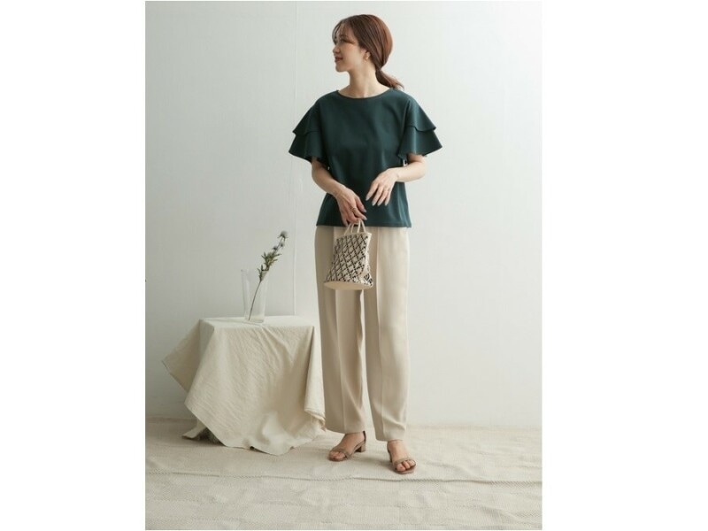 ふんわりした袖はカジュアルなTシャツコーデを華やかにしてくれます 出典:WEAR