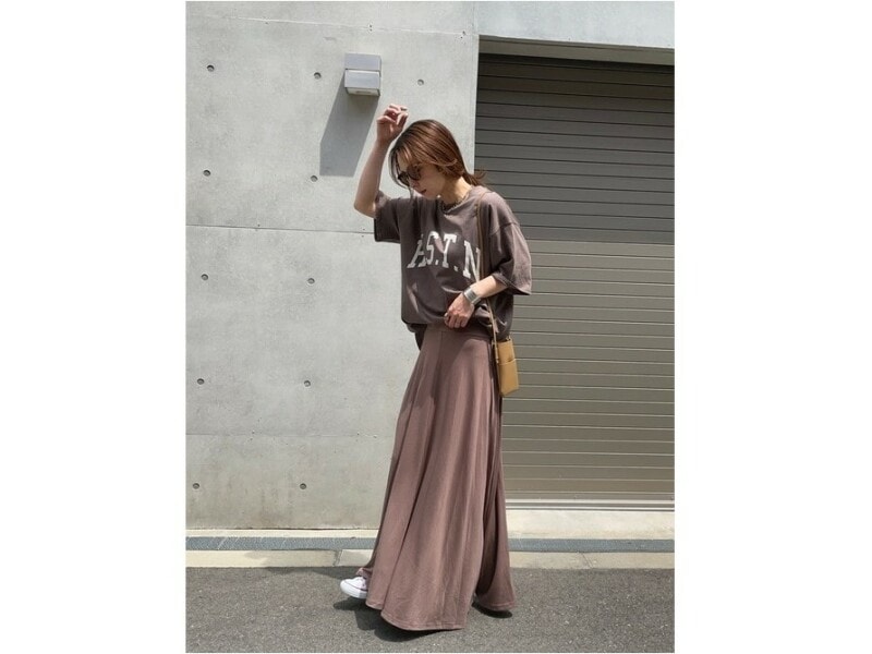 ロゴTもベースがブラウン系なら大人っぽく、おしゃれ見えします 出典:WEAR