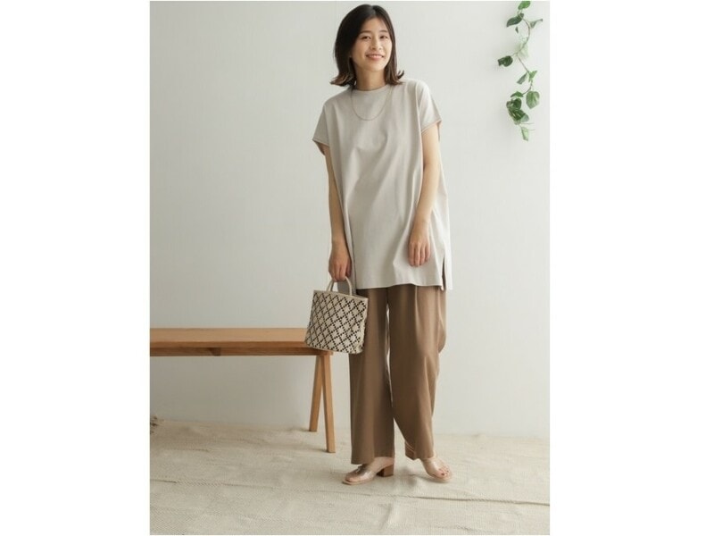 裾をそのまま出して着られるロング丈のTシャツはお腹やヒップもカバーできる 出典:WEAR