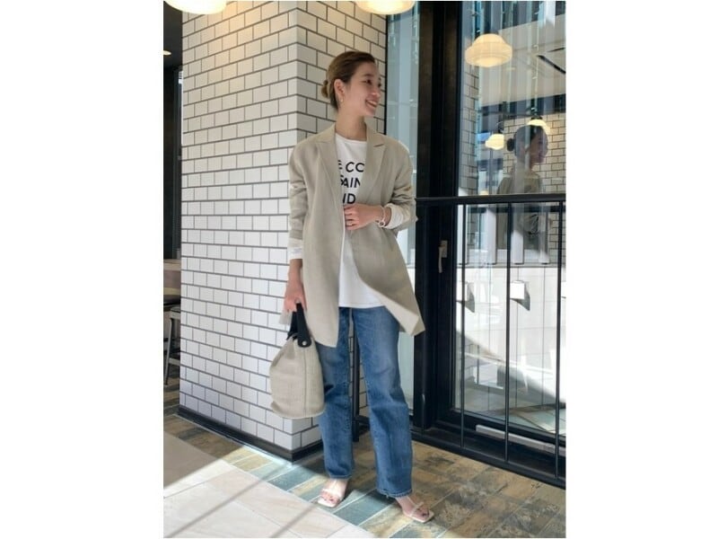 リネン素材のきれいめジャケットからロゴをちらりとのぞかせて 出典:WEAR