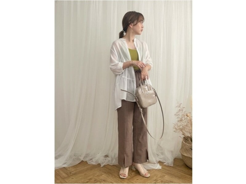 フロント部分のスリットが脚を長く、すらっと見せてくれる 出典:WEAR