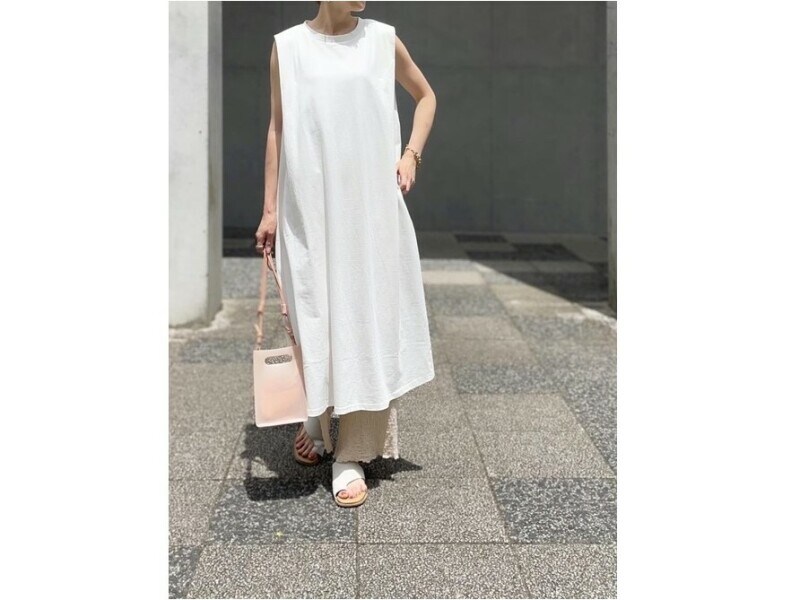 足元に「白」を持ってくると抜け感も叶います　出典：WEAR
