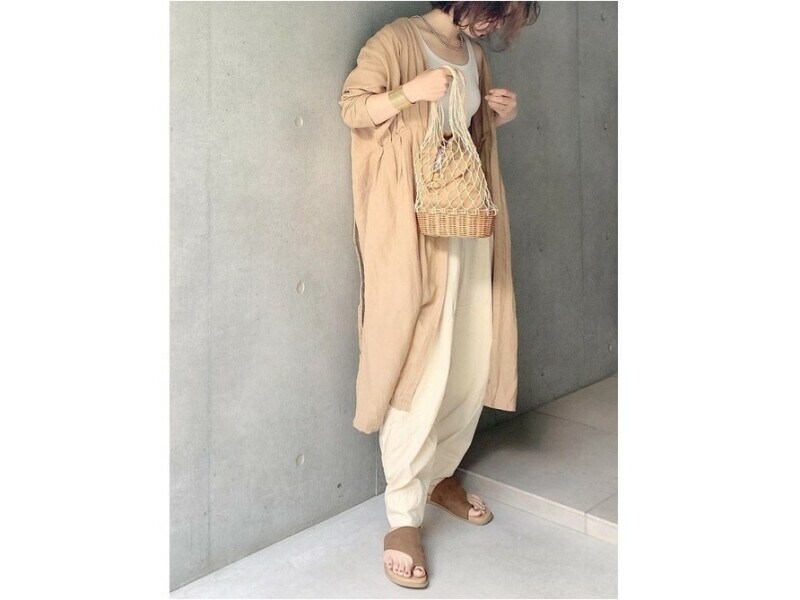 春夏コーデに抜群に馴染むベージュ系を持っておくと便利！　出典：WEAR