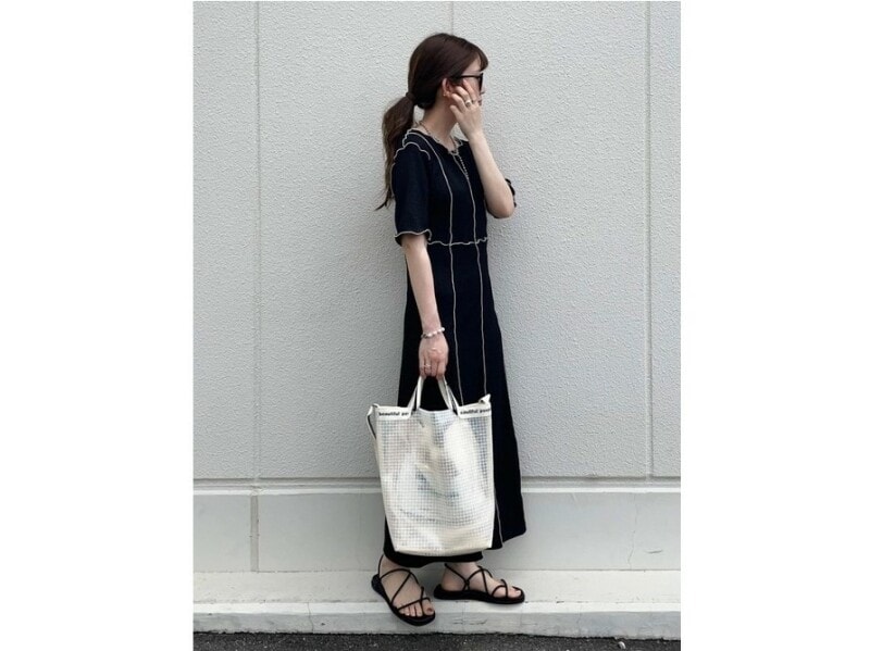 シンプルコーデから個性的なアイテムまで、何にでも合う万能サンダル　出典：WEAR