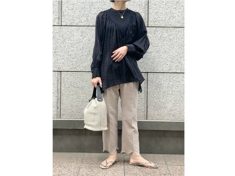 通気性のよくないブラウスやシャツには脇汗対策のインナーは便利です　出典：WEAR