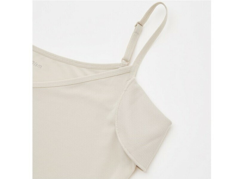 脇の部分にしっかりフィットするよう、アジャスターで調整も可能です