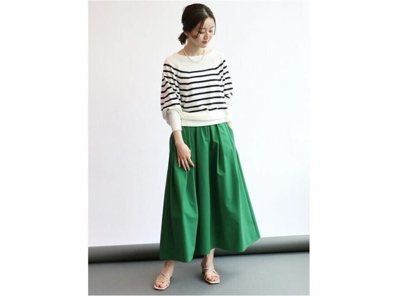 一点投入するだけで華やかさもぐっとアップする鮮やかグリーンのスカート 出典:WEAR