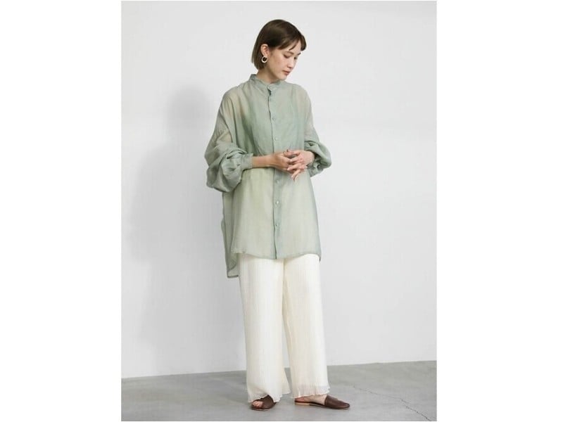 淡いライトグリーンはふんわりフェミニンなイメージでも着られる 出典:WEAR