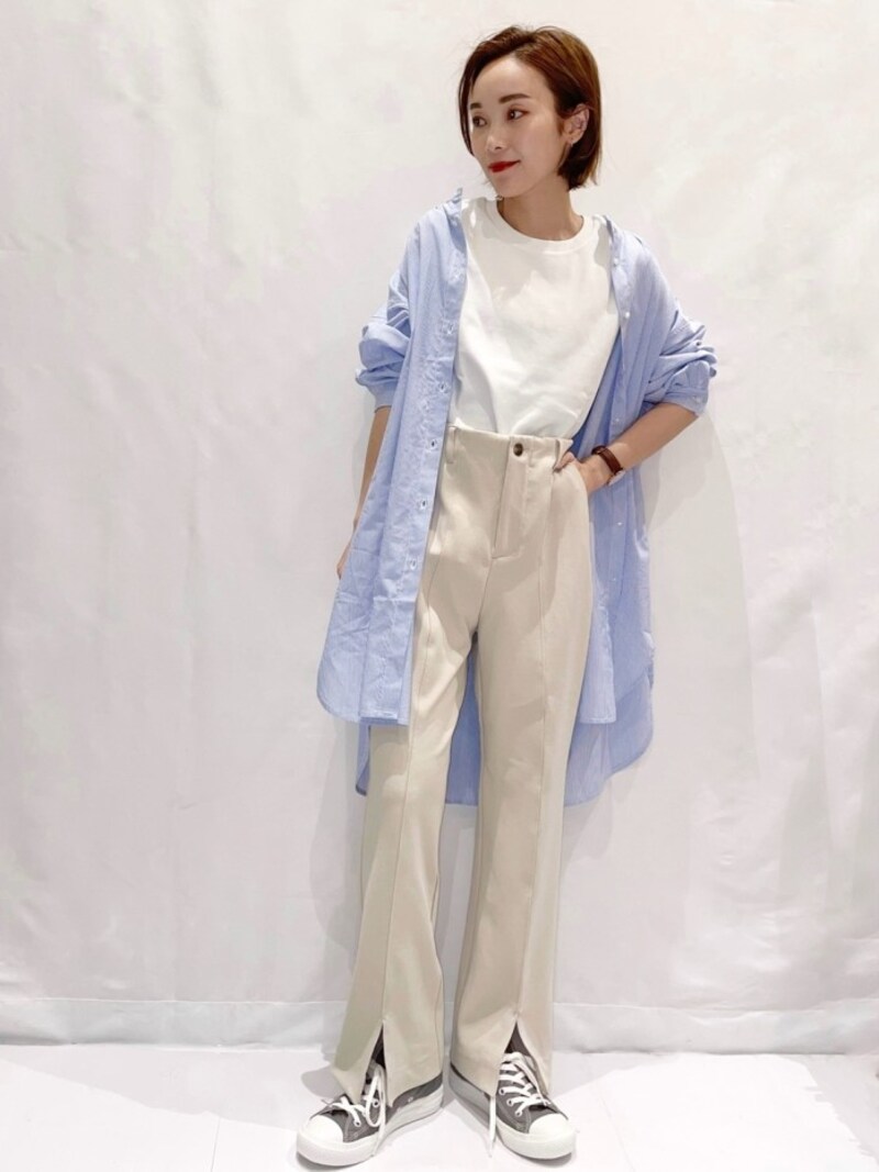 ベージュ系のパンツに、ソーダブルーのシャツをコーディネート　出典：WEAR