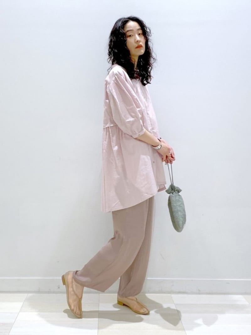 ベージュ系のパンツに、ローズクォーツのブラウスをコーディネート　出典：WEAR